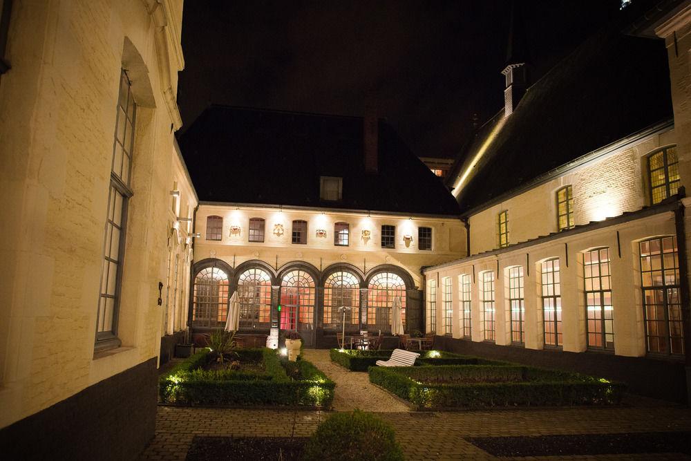 L'Hermitage Gantois, Autograph Collection Lila Exterior foto The courtyard of the museum