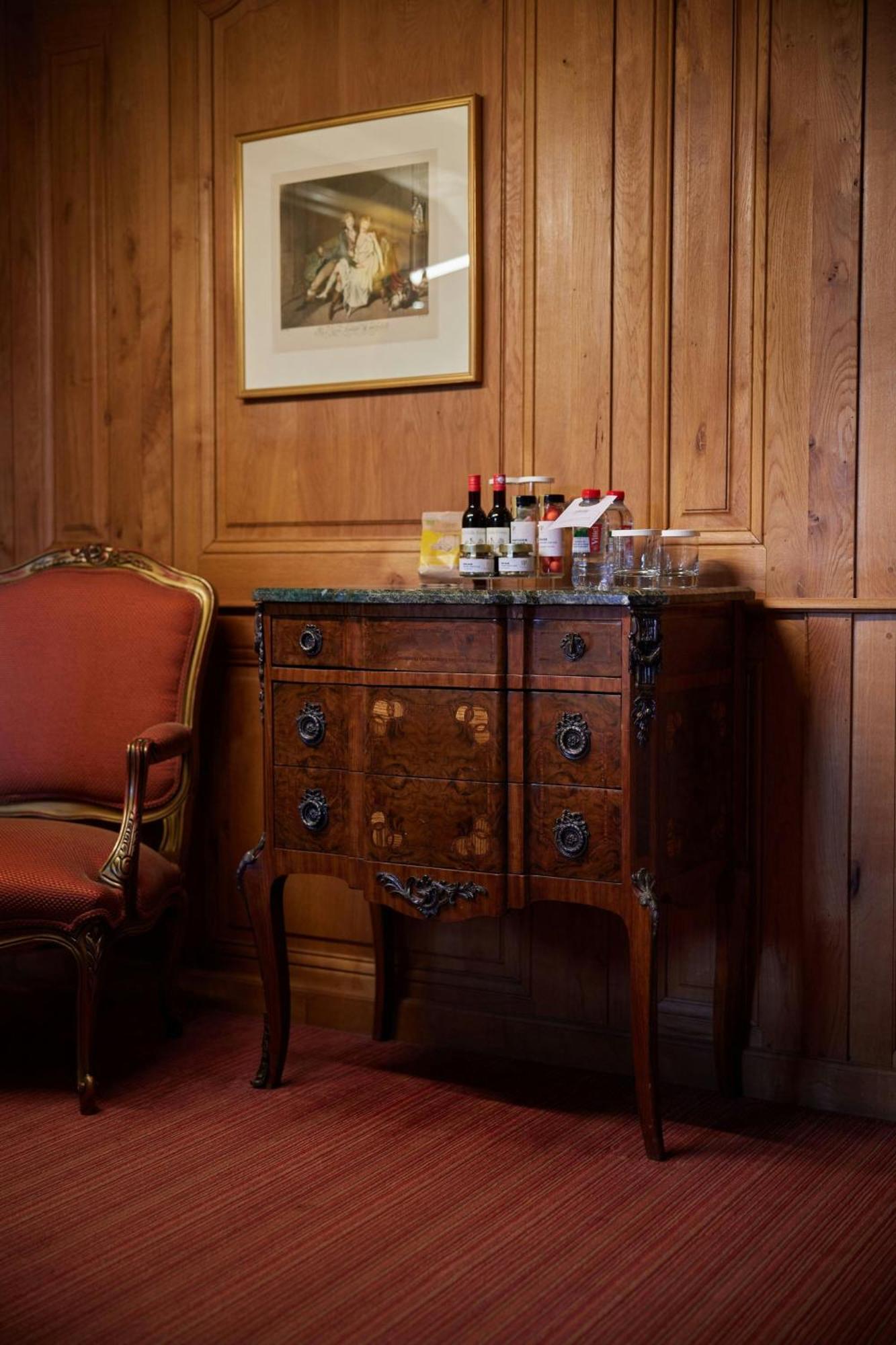 L'Hermitage Gantois, Autograph Collection Lila Exterior foto A small bar in a hotel room